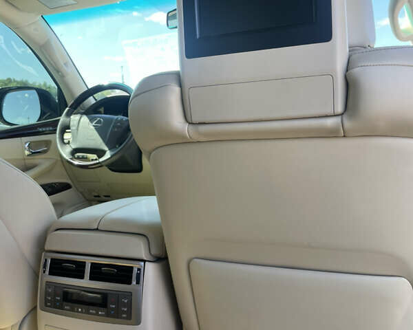Черный Лексус ЛХ, объемом двигателя 5.7 л и пробегом 220 тыс. км за 35800 $, фото 127 на Automoto.ua