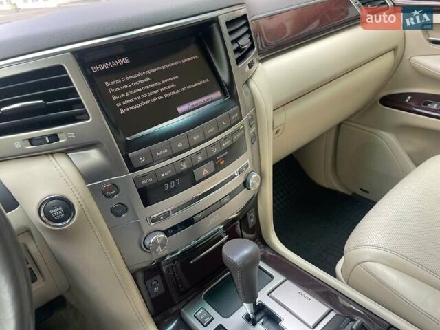 Черный Лексус ЛХ, объемом двигателя 5.7 л и пробегом 220 тыс. км за 35800 $, фото 122 на Automoto.ua