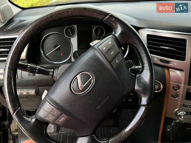 Черный Лексус ЛХ, объемом двигателя 5.66 л и пробегом 250 тыс. км за 35736 $, фото 8 на Automoto.ua