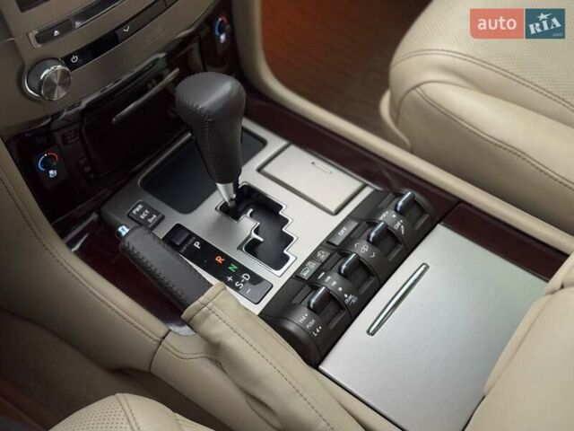Черный Лексус ЛХ, объемом двигателя 5.66 л и пробегом 225 тыс. км за 39000 $, фото 38 на Automoto.ua