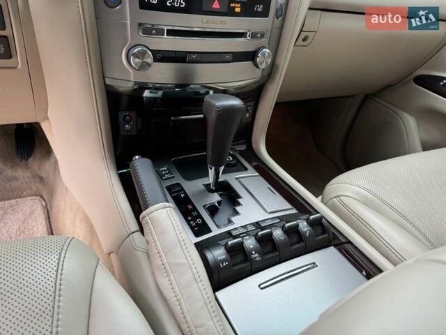 Черный Лексус ЛХ, объемом двигателя 5.66 л и пробегом 176 тыс. км за 35500 $, фото 11 на Automoto.ua