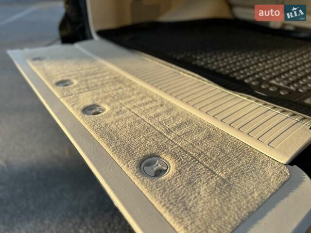 Черный Лексус ЛХ, объемом двигателя 5.66 л и пробегом 294 тыс. км за 59500 $, фото 50 на Automoto.ua