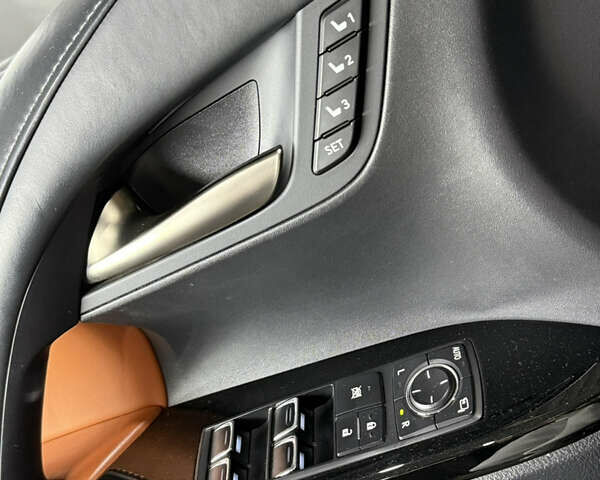 Черный Лексус ЛХ, объемом двигателя 4.46 л и пробегом 150 тыс. км за 66000 $, фото 35 на Automoto.ua