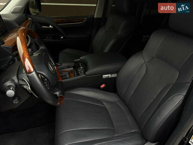 Черный Лексус ЛХ, объемом двигателя 5.66 л и пробегом 82 тыс. км за 58000 $, фото 13 на Automoto.ua