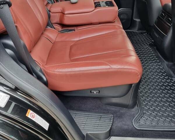 Черный Лексус ЛХ, объемом двигателя 5.66 л и пробегом 156 тыс. км за 67000 $, фото 3 на Automoto.ua