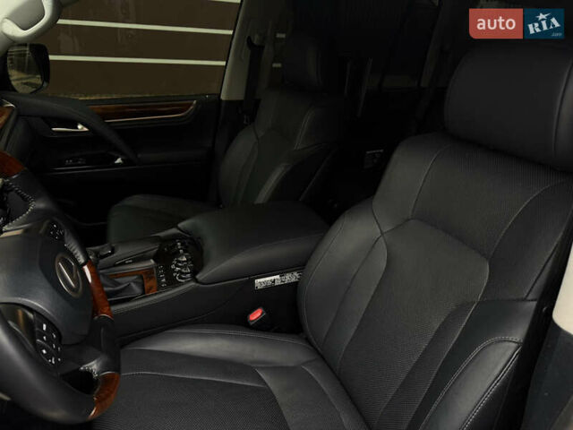 Черный Лексус ЛХ, объемом двигателя 5.66 л и пробегом 82 тыс. км за 58000 $, фото 14 на Automoto.ua