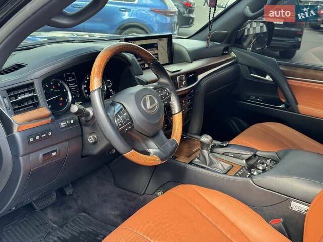Черный Лексус ЛХ, объемом двигателя 5.66 л и пробегом 174 тыс. км за 57500 $, фото 7 на Automoto.ua
