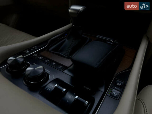 Черный Лексус ЛХ, объемом двигателя 4.5 л и пробегом 230 тыс. км за 55900 $, фото 113 на Automoto.ua