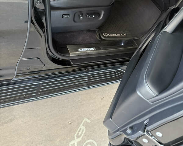 Черный Лексус ЛХ, объемом двигателя 5.7 л и пробегом 145 тыс. км за 65000 $, фото 13 на Automoto.ua