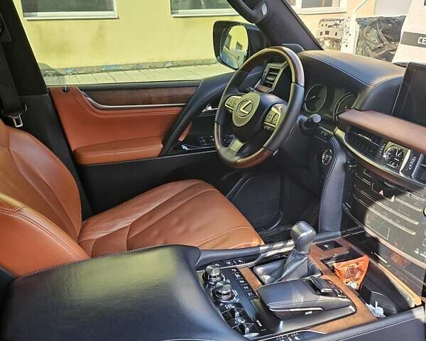 Черный Лексус ЛХ, объемом двигателя 4.46 л и пробегом 133 тыс. км за 64999 $, фото 2 на Automoto.ua