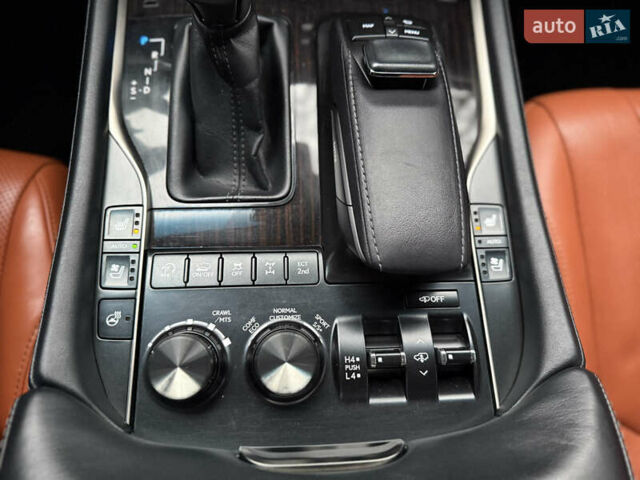 Чорний Лексус ЛХ, об'ємом двигуна 5.7 л та пробігом 161 тис. км за 67000 $, фото 30 на Automoto.ua