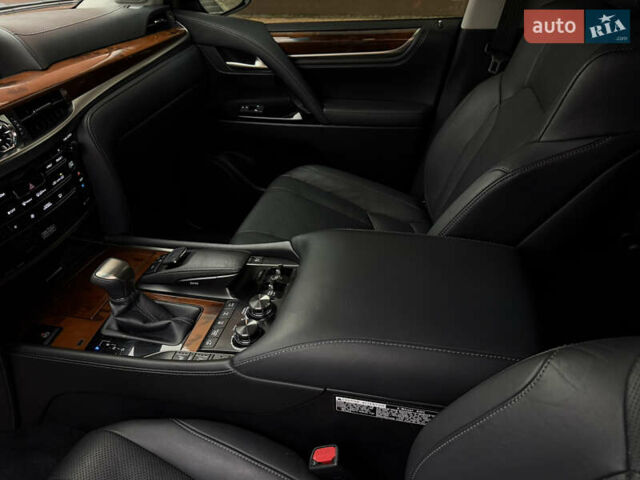 Черный Лексус ЛХ, объемом двигателя 5.66 л и пробегом 82 тыс. км за 58000 $, фото 12 на Automoto.ua