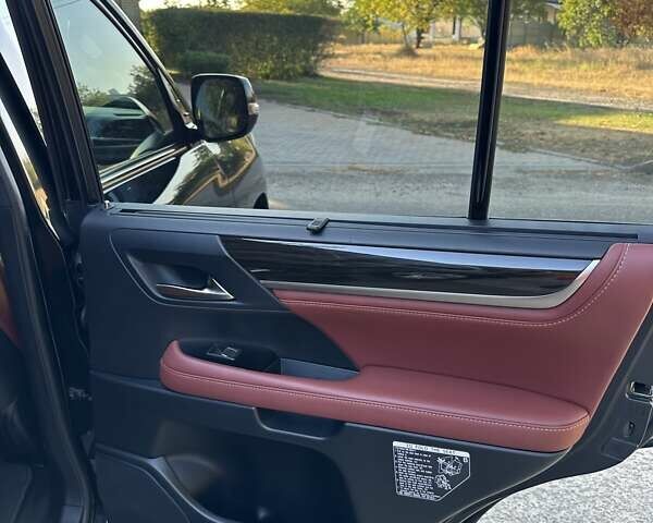 Черный Лексус ЛХ, объемом двигателя 4.46 л и пробегом 150 тыс. км за 64500 $, фото 25 на Automoto.ua