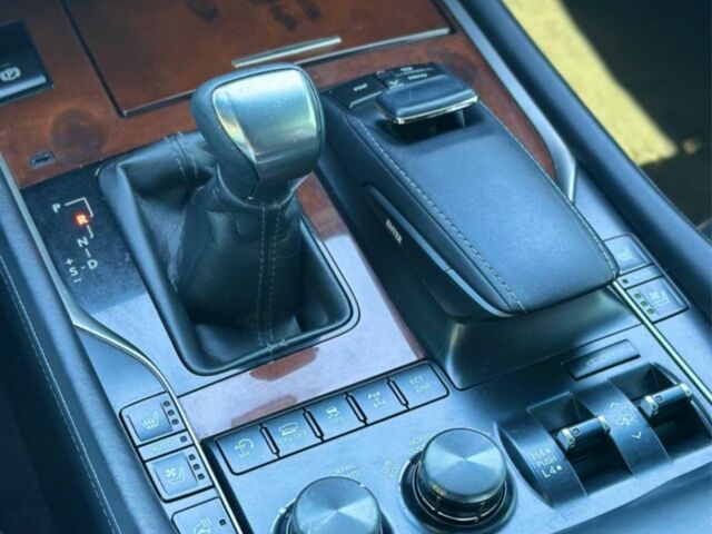 Черный Лексус ЛХ, объемом двигателя 4.5 л и пробегом 401 тыс. км за 48900 $, фото 7 на Automoto.ua