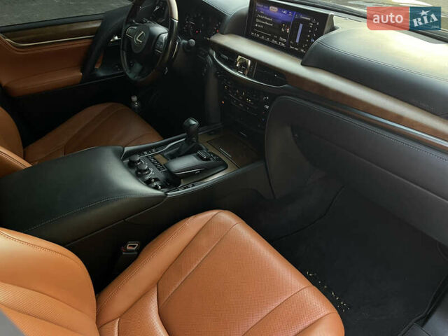 Черный Лексус ЛХ, объемом двигателя 4.46 л и пробегом 170 тыс. км за 69500 $, фото 10 на Automoto.ua