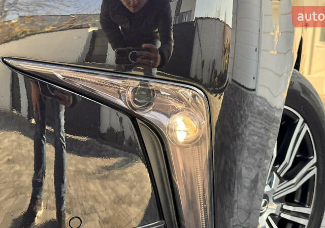 Черный Лексус ЛХ, объемом двигателя 4.46 л и пробегом 185 тыс. км за 67500 $, фото 5 на Automoto.ua