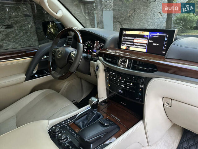 Черный Лексус ЛХ, объемом двигателя 5.66 л и пробегом 298 тыс. км за 65000 $, фото 63 на Automoto.ua