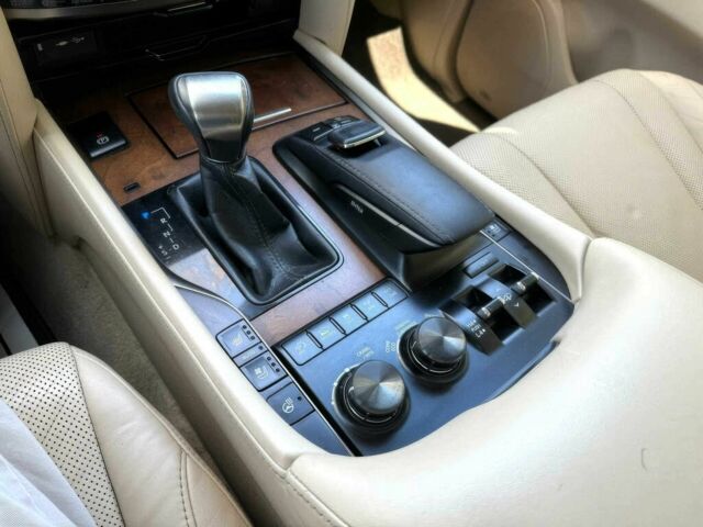 Черный Лексус ЛХ, объемом двигателя 5.7 л и пробегом 45 тыс. км за 36000 $, фото 6 на Automoto.ua