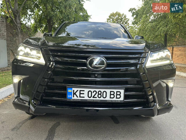 Черный Лексус ЛХ, объемом двигателя 5.66 л и пробегом 298 тыс. км за 65000 $, фото 4 на Automoto.ua