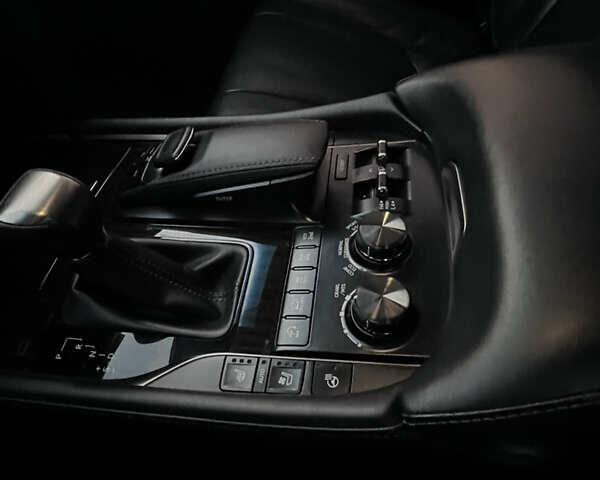 Черный Лексус ЛХ, объемом двигателя 5.66 л и пробегом 127 тыс. км за 76000 $, фото 39 на Automoto.ua