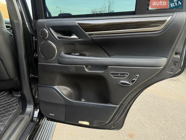 Черный Лексус ЛХ, объемом двигателя 5.7 л и пробегом 37 тыс. км за 170000 $, фото 19 на Automoto.ua