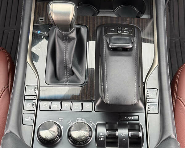 Черный Лексус ЛХ, объемом двигателя 5.66 л и пробегом 55 тыс. км за 81900 $, фото 58 на Automoto.ua