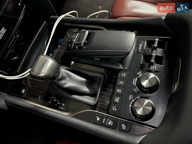 Лексус ЛХ 2019 в Киеве на Automoto.ua Черный Лексус ЛХ, объемом двигателя 5.66 л и пробегом 180 тыс. км за 72000 $, фото 24 на Automoto.ua