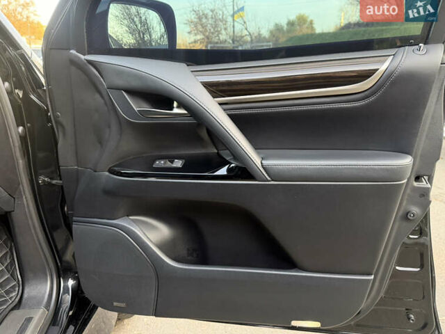 Черный Лексус ЛХ, объемом двигателя 5.7 л и пробегом 37 тыс. км за 170000 $, фото 17 на Automoto.ua