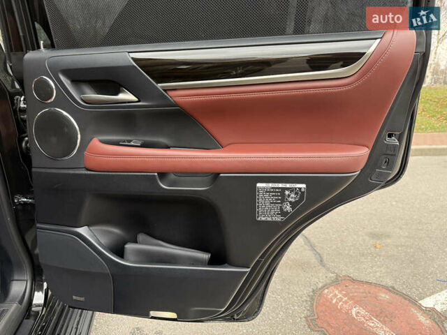 Черный Лексус ЛХ, объемом двигателя 5.66 л и пробегом 55 тыс. км за 81900 $, фото 45 на Automoto.ua