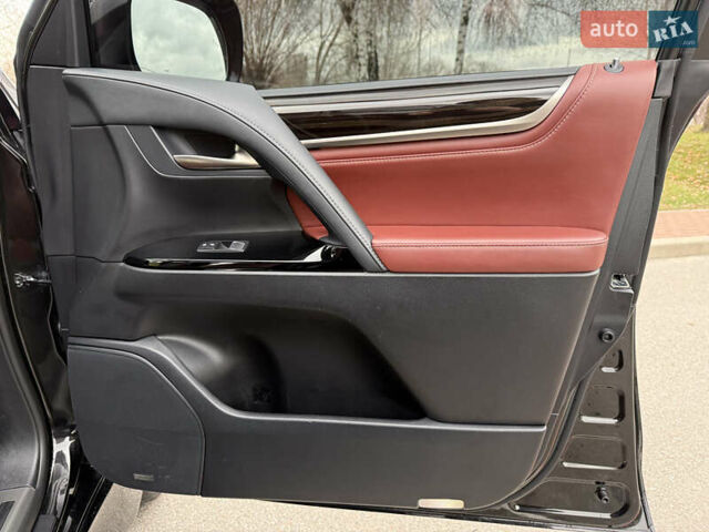 Черный Лексус ЛХ, объемом двигателя 5.66 л и пробегом 55 тыс. км за 81900 $, фото 61 на Automoto.ua