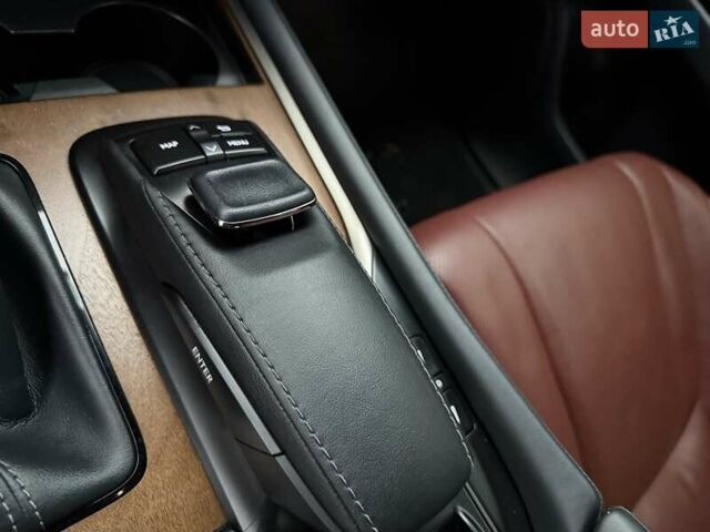 Черный Лексус ЛХ, объемом двигателя 4.46 л и пробегом 120 тыс. км за 69999 $, фото 92 на Automoto.ua