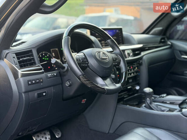 Черный Лексус ЛХ, объемом двигателя 5.7 л и пробегом 37 тыс. км за 170000 $, фото 4 на Automoto.ua