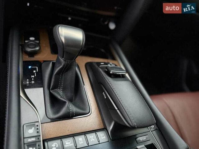 Черный Лексус ЛХ, объемом двигателя 4.46 л и пробегом 120 тыс. км за 69999 $, фото 119 на Automoto.ua