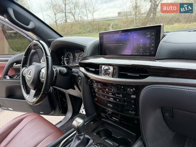 Черный Лексус ЛХ, объемом двигателя 5.66 л и пробегом 55 тыс. км за 81900 $, фото 64 на Automoto.ua