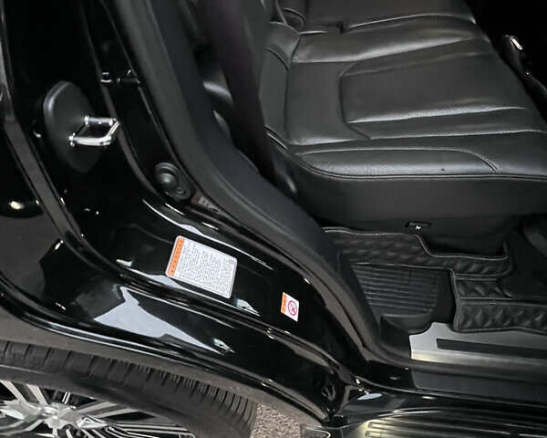 Черный Лексус ЛХ, объемом двигателя 5.66 л и пробегом 127 тыс. км за 76000 $, фото 23 на Automoto.ua