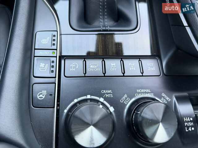 Черный Лексус ЛХ, объемом двигателя 5.7 л и пробегом 37 тыс. км за 170000 $, фото 12 на Automoto.ua