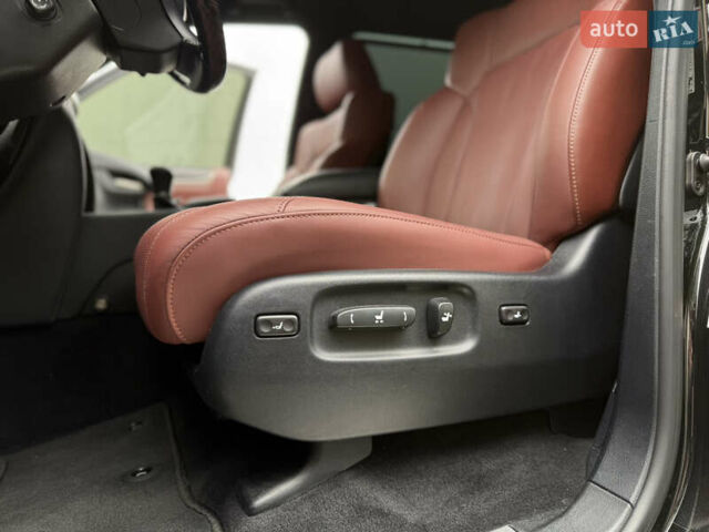 Черный Лексус ЛХ, объемом двигателя 4.46 л и пробегом 208 тыс. км за 70000 $, фото 31 на Automoto.ua