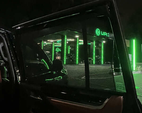 Черный Лексус ЛХ, объемом двигателя 4.46 л и пробегом 150 тыс. км за 73000 $, фото 13 на Automoto.ua