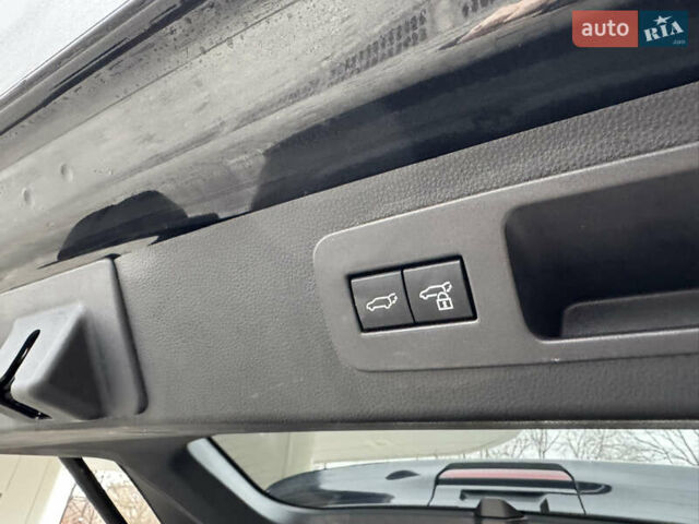 Черный Лексус ЛХ, объемом двигателя 3.35 л и пробегом 68 тыс. км за 112000 $, фото 24 на Automoto.ua