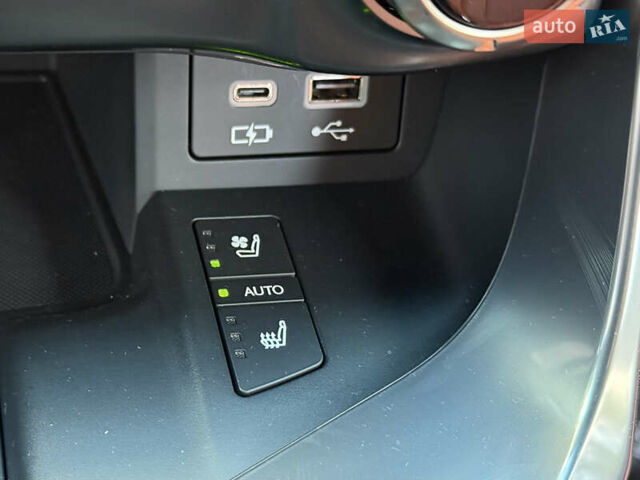 Лексус ЛХ 2022 у Києві на Automoto.ua Чорний Лексус ЛХ, об'ємом двигуна 3.45 л та пробігом 70 тис. км за 123000 $, фото 87 на Automoto.ua