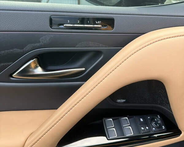 Черный Лексус ЛХ, объемом двигателя 3.3 л и пробегом 31 тыс. км за 115000 $, фото 8 на Automoto.ua