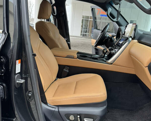 Черный Лексус ЛХ, объемом двигателя 3.35 л и пробегом 68 тыс. км за 112000 $, фото 31 на Automoto.ua