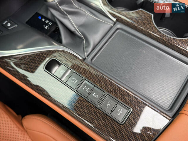 Черный Лексус ЛХ, объемом двигателя 3.45 л и пробегом 70 тыс. км за 125000 $, фото 80 на Automoto.ua