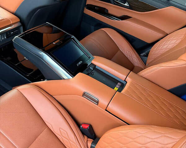 Черный Лексус ЛХ, объемом двигателя 3.45 л и пробегом 96 тыс. км за 111000 $, фото 10 на Automoto.ua