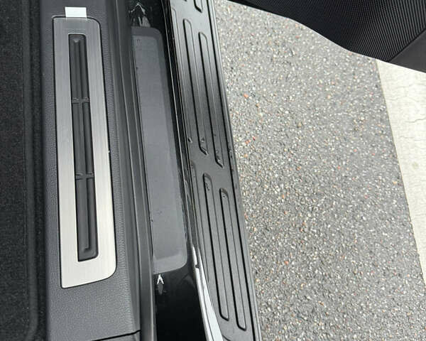 Черный Лексус ЛХ, объемом двигателя 3.45 л и пробегом 2 тыс. км за 139000 $, фото 51 на Automoto.ua