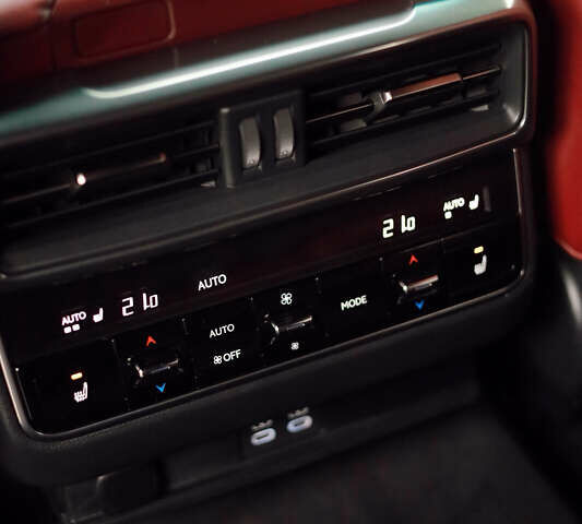 Черный Лексус ЛХ, объемом двигателя 3.35 л и пробегом 56 тыс. км за 116999 $, фото 32 на Automoto.ua