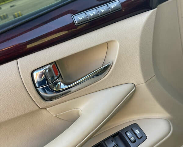 Лексус ЛХ 2011 в Львове на Automoto.ua Красный Лексус ЛХ, объемом двигателя 5.66 л и пробегом 235 тыс. км за 24900 $, фото 4 на Automoto.ua