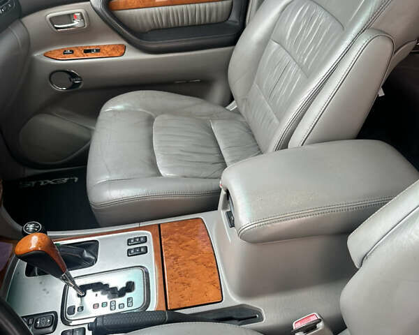 Лексус ЛХ, объемом двигателя 0 л и пробегом 310 тыс. км за 13500 $, фото 16 на Automoto.ua