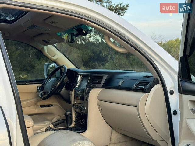 Лексус ЛХ, объемом двигателя 0 л и пробегом 300 тыс. км за 19900 $, фото 5 на Automoto.ua