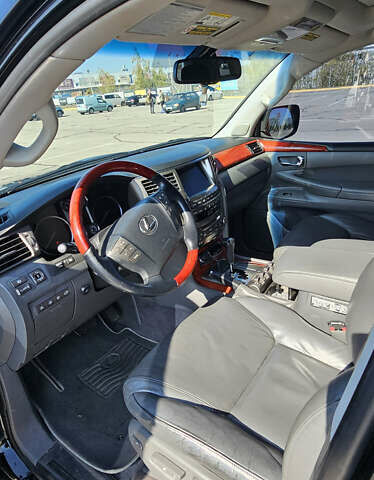 Лексус ЛХ, объемом двигателя 0 л и пробегом 260 тыс. км за 24000 $, фото 8 на Automoto.ua